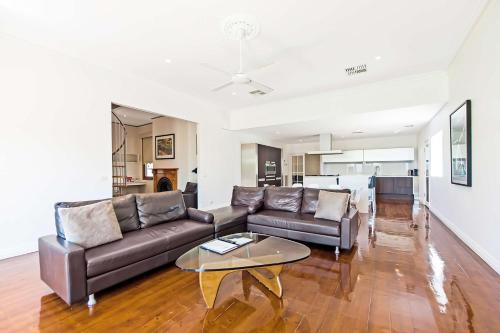 Χώρος καθιστικού στο Francis Retreat- Echuca Holiday Homes