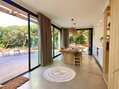 une cuisine et une salle à manger avec des portes coulissantes en verre dans l'établissement Luxe Triplex bord de mer à Hossegor - FR-1-791-40, à Soorts-Hossegor