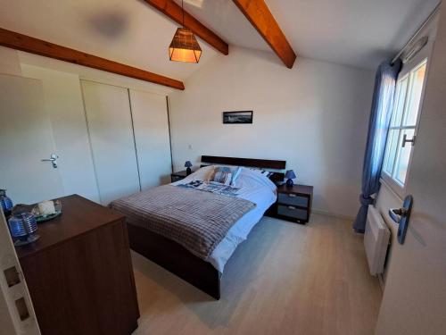 une chambre avec un lit, un bureau et une fenêtre dans l'établissement Maison charmante pour 6 personnes, résidence calme avec piscine privée - FR-1-323-578, à Saint-Jean-de-Monts