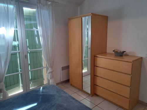 - une chambre avec une commode et une armoire en bois dans l'établissement Maison charmante pour 6 personnes, résidence calme avec piscine privée - FR-1-323-578, à Saint-Jean-de-Monts