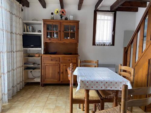 une salle à manger avec une table et une télévision dans l'établissement Villas paisibles à 400m de la plage pour 4 personnes - FR-1-750-104, à Canet