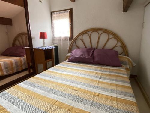 une chambre avec deux lits et un miroir dans l'établissement Villas paisibles à 400m de la plage pour 4 personnes - FR-1-750-104, à Canet