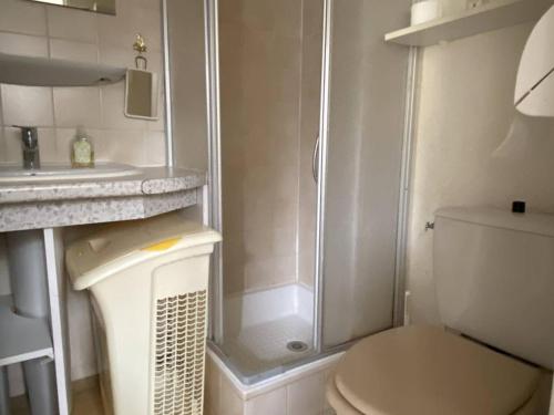 une salle de bain avec une douche, des toilettes et un lavabo dans l'établissement Villas paisibles à 400m de la plage pour 4 personnes - FR-1-750-104, à Canet