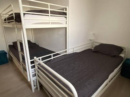 - 2 lits superposés dans une petite chambre avec un lit dans l'établissement Deux-pièces 5 pers, centre-ville, vue montagne, plage à 150m - FR-1-750-108, à Canet