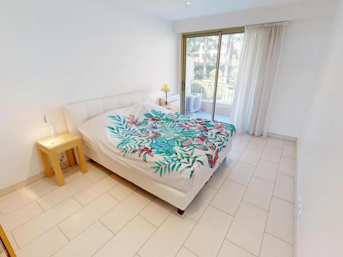 une chambre avec un lit et une fenêtre dans l'établissement Spacieux 2P rénové avec climatisation, terrasse et balcon face mer - FR-1-196-381, à Menton
