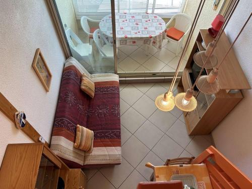 - une vue de tête sur une chambre avec une table et une salle à manger dans l'établissement Studio mezzanine climatisé, terrasse vue mer, parking privé, proche plage - FR-1-229D-158, à Fleury