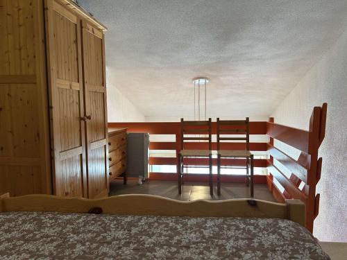 une chambre avec un lit et un bureau dans l'établissement Studio mezzanine climatisé, terrasse vue mer, parking privé, proche plage - FR-1-229D-158, à Fleury