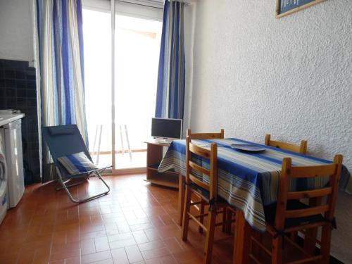 Photo de la galerie de l'établissement Studio calme avec loggia, vue mer, pour 2 personnes - FR-1-750-103, à Canet