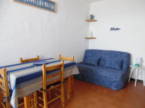 Photo de la galerie de l'établissement Studio calme avec loggia, vue mer, pour 2 personnes - FR-1-750-103, à Canet