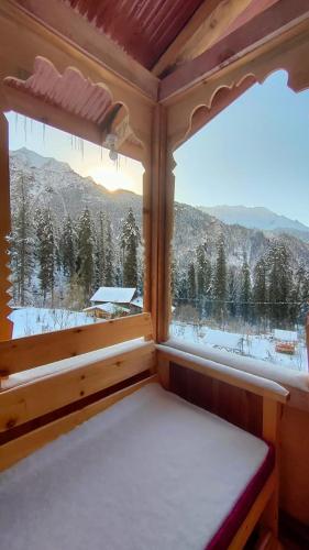 a room with a window with a view of the mountains at Mysterious Kutla Cottage,Kutla, Tosh in Chhorang