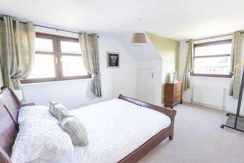 Birchgate Bothy - Spacious 4 Bedroom Home in Dunoonにあるベッド