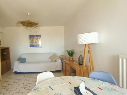 un salon avec un canapé et une table dans l'établissement Canet-en-Roussillon - T2 rénové - 5 pers - Front de mer - FR-1-794-109, à Canet