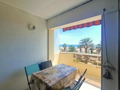 une salle à manger avec une table et une vue sur l'océan dans l'établissement Canet-en-Roussillon - T2 rénové - 5 pers - Front de mer - FR-1-794-109, à Canet