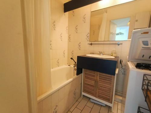 une salle de bain avec un lavabo et une baignoire dans l'établissement Canet-en-Roussillon - T2 rénové - 5 pers - Front de mer - FR-1-794-109, à Canet