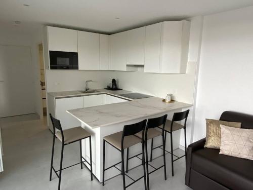 Photo de la galerie de l'établissement Deux-pièces rénové près de la plage avec terrasse et parking - FR-1-750-109, à Canet