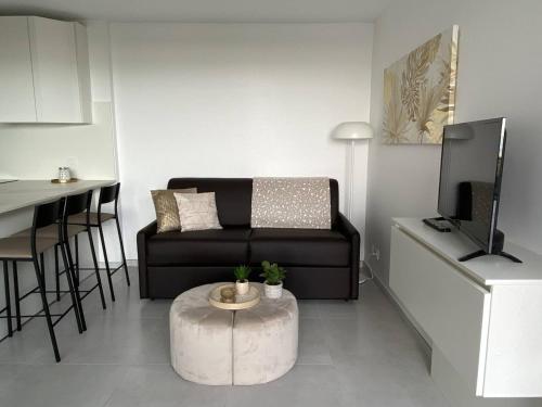 Photo de la galerie de l'établissement Deux-pièces rénové près de la plage avec terrasse et parking - FR-1-750-109, à Canet