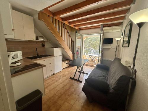 une cuisine et un salon avec un canapé dans l'établissement Studio Mezzanine à Saint-Aygulf, Proche Plage et Commerces - FR-1-226A-207, à Fréjus