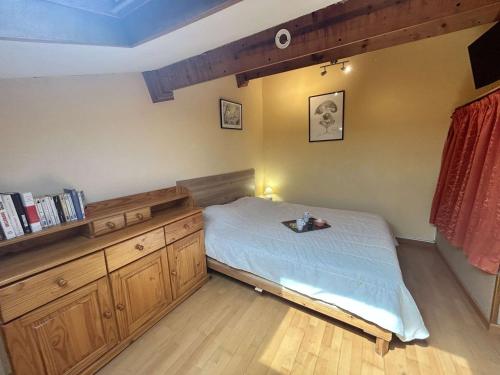 - une chambre avec un lit et une commode en bois dans l'établissement Studio Mezzanine à Saint-Aygulf, Proche Plage et Commerces - FR-1-226A-207, à Fréjus