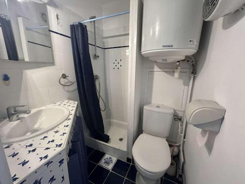 une petite salle de bain avec toilettes et lavabo dans l'établissement Studio Mezzanine à Saint-Aygulf, Proche Plage et Commerces - FR-1-226A-207, à Fréjus