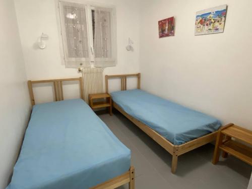 deux lits jumeaux dans une chambre avec fenêtre dans l'établissement Trois-pièces 3* face mer, centre Canet-Plage - FR-1-750-117, à Canet