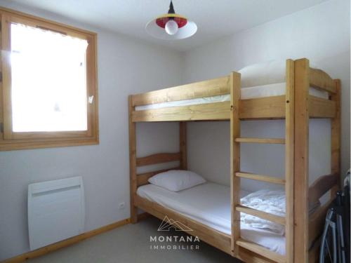 deux lits superposés dans une chambre avec fenêtre dans l'établissement Appartement lumineux près des pistes, 3 chambres, 7 personnes - FR-1-458-216, au Grand-Bornand