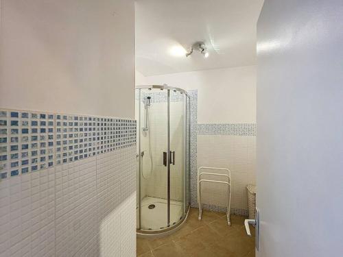 une salle de bain avec une douche et une chaise dedans dans l'établissement Appartement lumineux près de la plage avec parking sécurisé à Saint-Cyr-sur-Mer - FR-1-770-49, à Saint-Cyr-sur-Mer