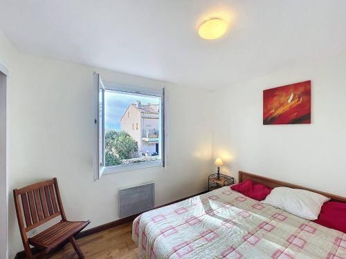 une chambre avec un lit et une fenêtre dans l'établissement Appartement lumineux près de la plage avec parking sécurisé à Saint-Cyr-sur-Mer - FR-1-770-49, à Saint-Cyr-sur-Mer