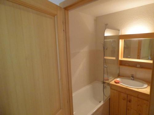 une salle de bain avec un lavabo, une baignoire et une douche dans l'établissement Charmant T3 ski aux pieds, 6 pers, balcon, garage - FR-1-458-217, au Grand-Bornand
