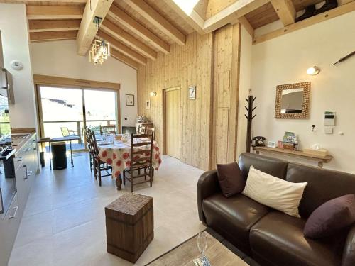 un salon avec un canapé et une table dans l'établissement Appartement 3 Pièces, 4-6 Couchages, Vue Montagne, Parking Privé - FR-1-597-192, à Combloux