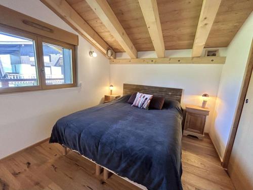 une chambre avec un grand lit dans une pièce dans l'établissement Appartement 3 Pièces, 4-6 Couchages, Vue Montagne, Parking Privé - FR-1-597-192, à Combloux