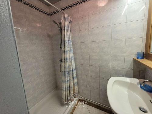 une salle de bain avec douche et lavabo dans l'établissement Beau 2 pièces au cœur du Grand-Bornand, pour 4 personnes - FR-1-458-219, au Grand-Bornand