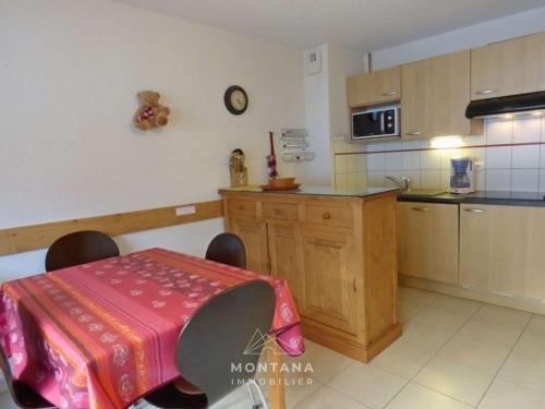 une petite cuisine avec une table et un micro-ondes dans l'établissement Confortable 2 pièces + coin nuit, 41m², 4 pers., proche remontées mécaniques - FR-1-458-221, au Grand-Bornand