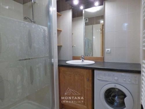 une salle de bain avec une machine à laver et un lavabo dans l'établissement Confortable 2 pièces + coin nuit, 41m², 4 pers., proche remontées mécaniques - FR-1-458-221, au Grand-Bornand