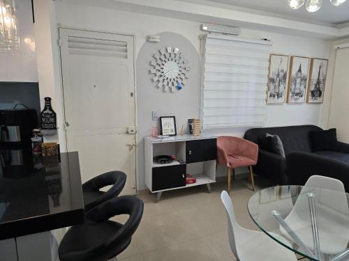 a living room with a black couch and a glass table at Apartamento Completo de Lujo con Aire Acondicionado in Restrepo