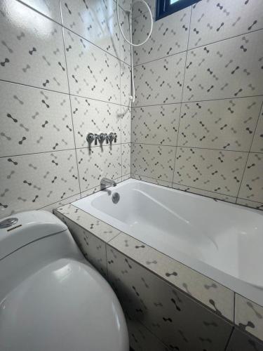 Un baño de Casa de las Flores