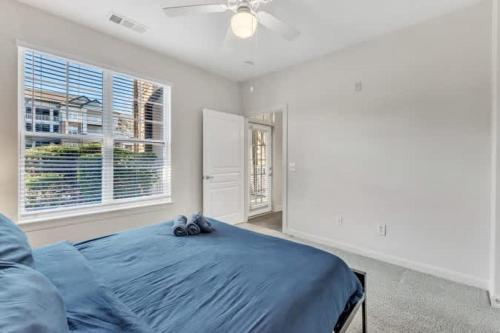 Postel nebo postele na pokoji v ubytování Upscale King 1BR Suite Mins to Downtown Raleigh