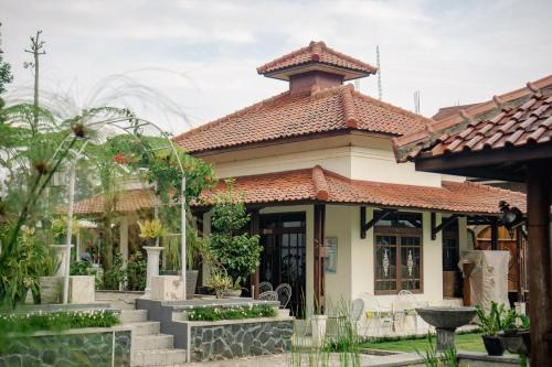 Κήπος έξω από το Villa Arira Lembang