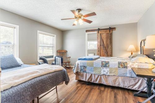 MedinaHidden Maples Hideaway的一间带两张床和吊扇的卧室