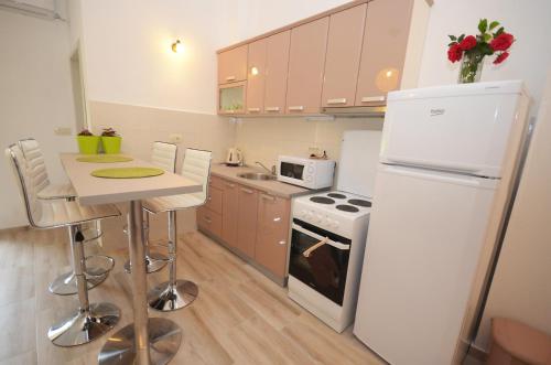 Η κουζίνα ή μικρή κουζίνα στο Apartmani Mizdrak