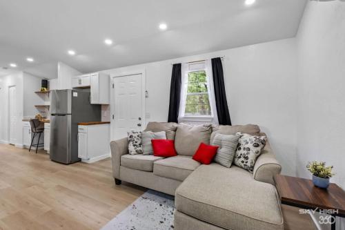 Η κουζίνα ή μικρή κουζίνα στο The Duke- Decatur Family Tiny Home