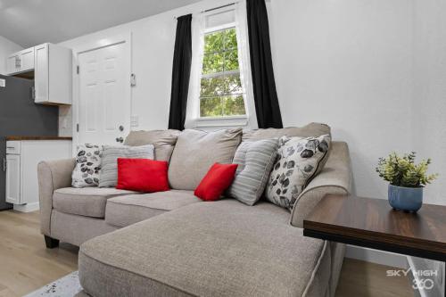 Χώρος καθιστικού στο The Duke- Decatur Family Tiny Home