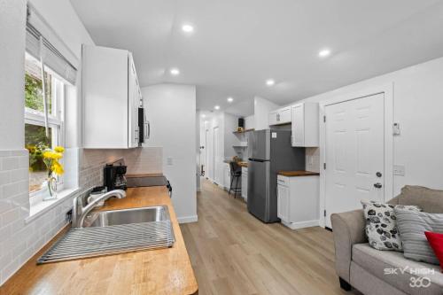Η κουζίνα ή μικρή κουζίνα στο The Duke- Decatur Family Tiny Home