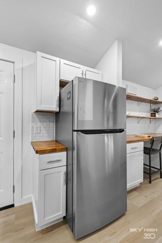 Η κουζίνα ή μικρή κουζίνα στο The Daisy- Decatur Family Tiny Home