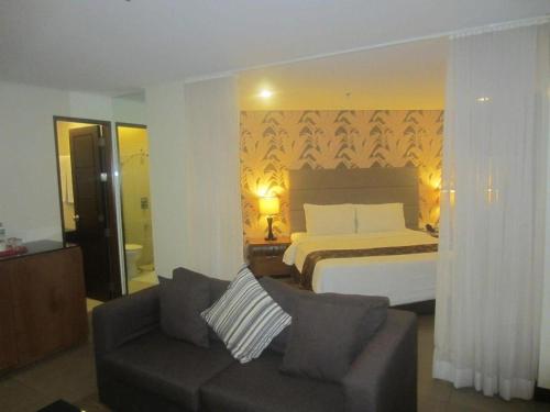 Гостиная зона в GT Hotel Bacolod