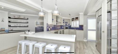 Η κουζίνα ή μικρή κουζίνα στο Still Waters luxury villa