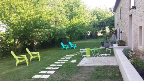 a group of chairs and tables in a yard at Le Clos d'Any in Fontet