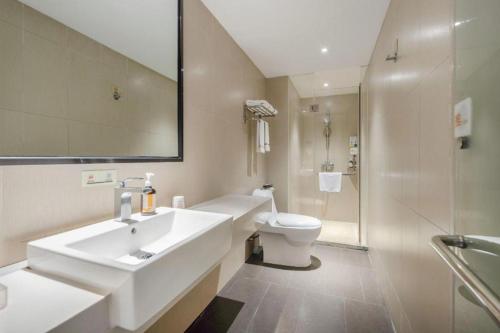 Ένα μπάνιο στο JTOUR Inn Hechi Yizhou Municipal Central Plaza