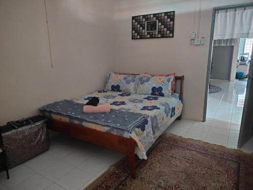 Кровать или кровати в номере Ontok Ontok Homestay Senawang