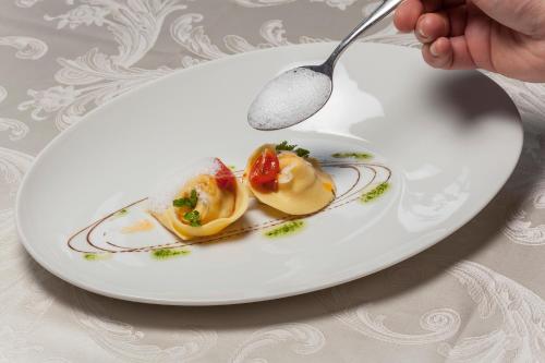 ホテルの敷地内または近くでの食事または食べ物