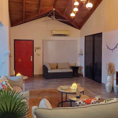 a living room with a couch and a table at Casa Nosara a 10 minutos de las playas en auto in Nosara